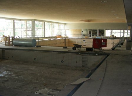 6 - Innenbecken Schwimmer (hinten)  und Nichtschwimmer (vorn)